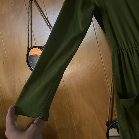 💚🍃Women’s long sleeve dark green dress / front pockets / size small - Picture 6 of 10